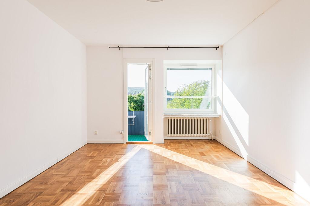 Ljus och välplanerad lägenhet högst upp i huset med balkong i västerläge