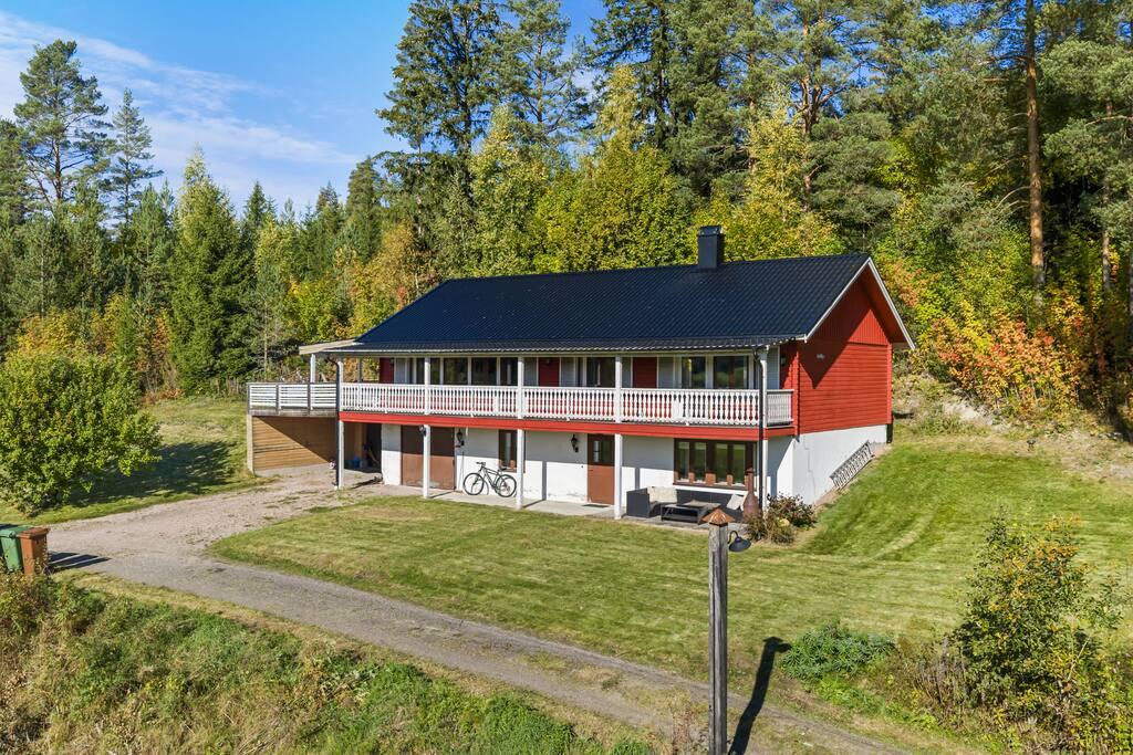 Rymlig villa med högt läge, utsikt över Lindsjön och flera stora investeringar gjorda bild 2
