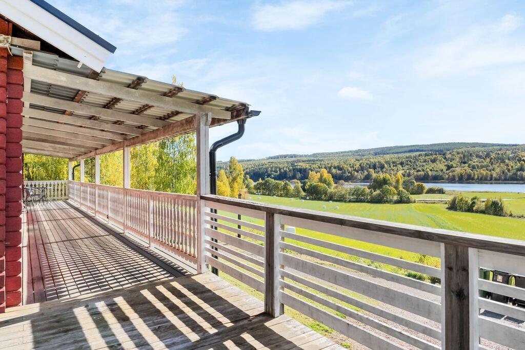 Rymlig villa med högt läge, utsikt över Lindsjön och flera stora investeringar gjorda bild 3
