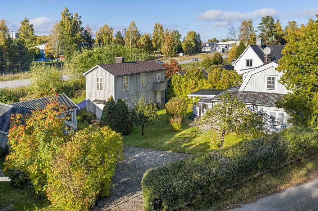 Charmigt hus från 1917 med lummig trädgård och stor potential