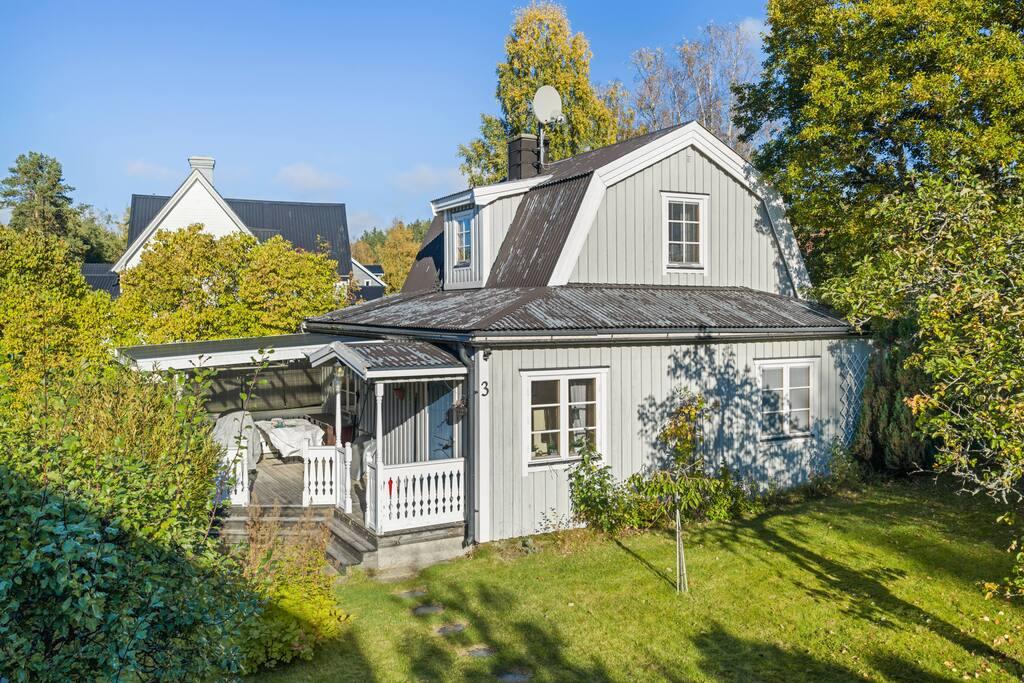 Charmigt hus från 1917 med lummig trädgård och stor potential bild 2