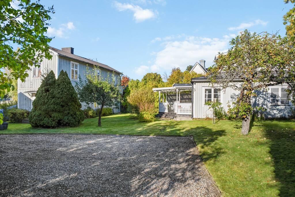 Charmigt hus från 1917 med lummig trädgård och stor potential bild 3