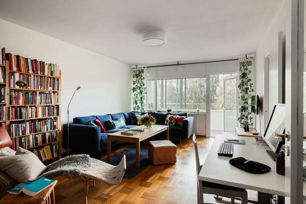 60-tals pärla med stor inglasad balkong i bästa söderläge med fin utsikt!